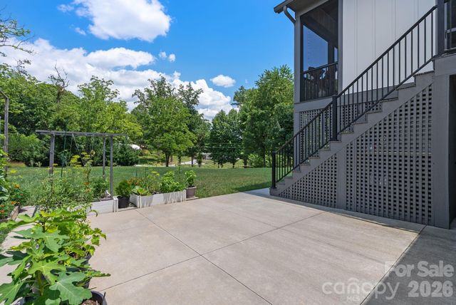 549 Daniel Circle Drive, Mills River, NC 28759