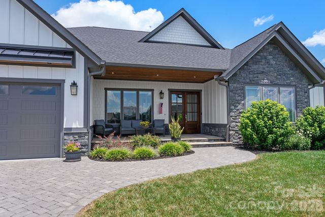 549 Daniel Circle Drive, Mills River, NC 28759