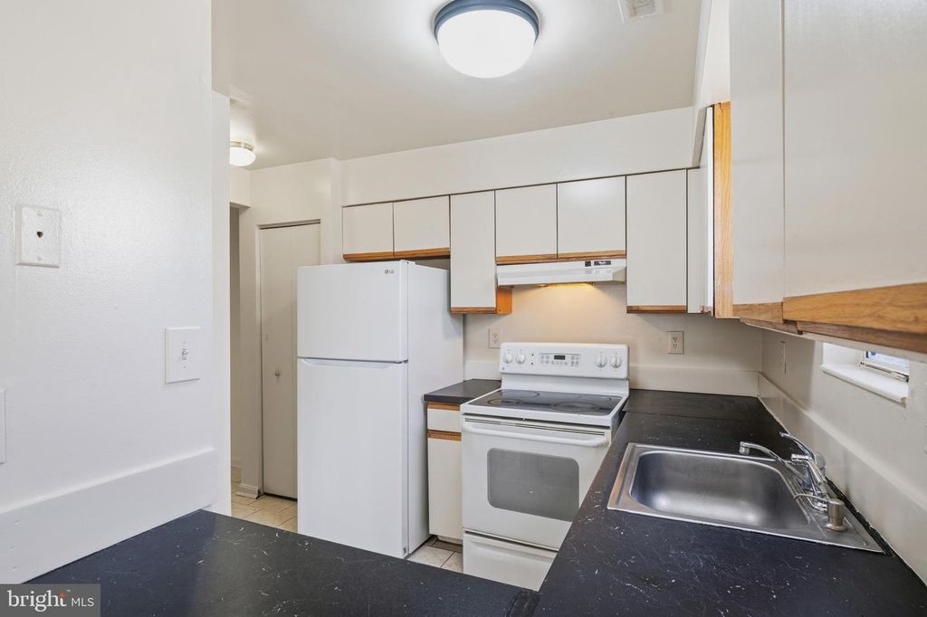 Image 15 of property listing at 14313 S SHORE CT, Laurel, MD 20707