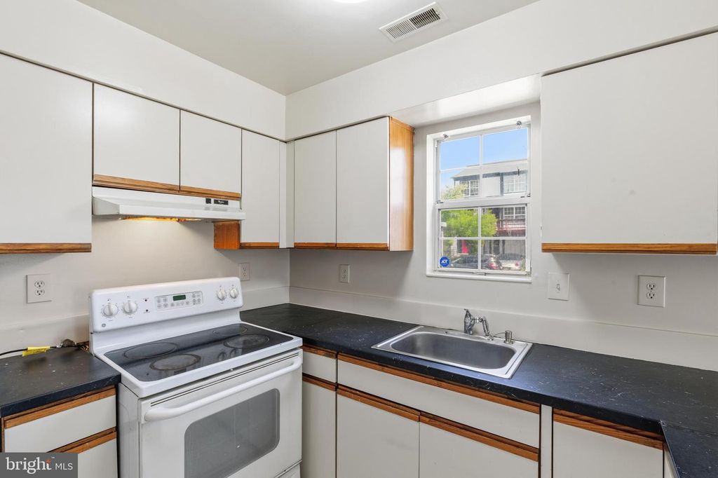 Image 16 of property listing at 14313 S SHORE CT, Laurel, MD 20707