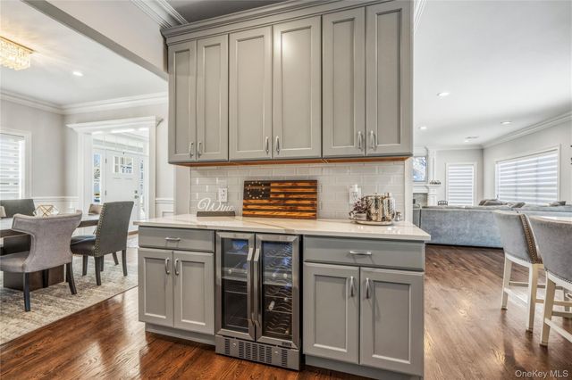 3 Manor Court, Mount Sinai, NY 11766