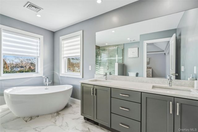 3 Manor Court, Mount Sinai, NY 11766