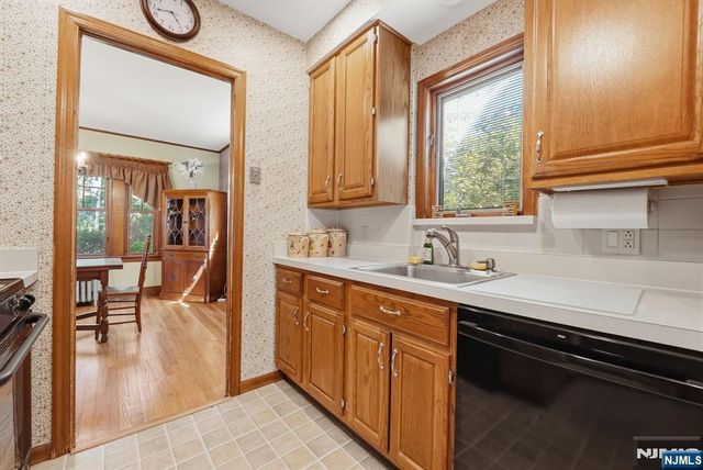 16 Arlington Avenue, Caldwell, NJ 07006
