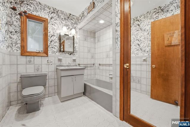 16 Arlington Avenue, Caldwell, NJ 07006