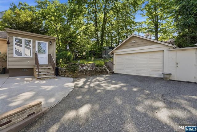 16 Arlington Avenue, Caldwell, NJ 07006