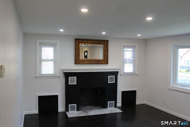 18 Walsh Street, Bloomfield, CT 06002