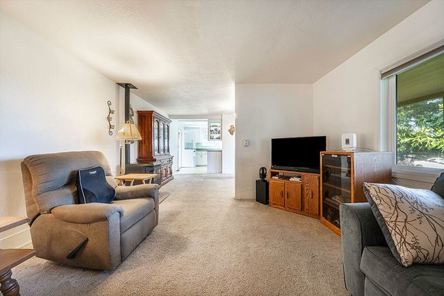 273 Theo Drive, Talent, OR 97540