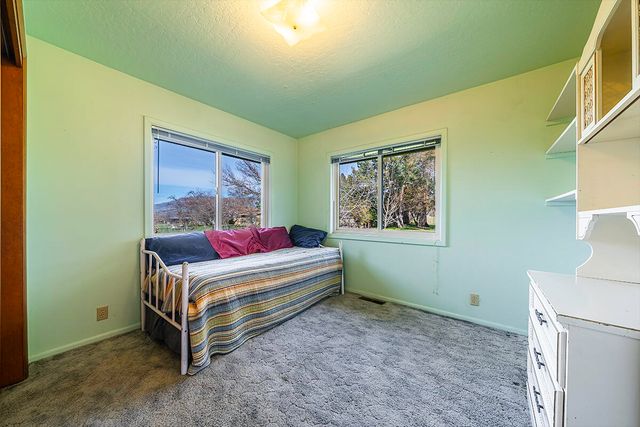 273 Theo Drive, Talent, OR 97540