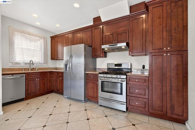 753 Warfield Ave, Oakland, CA 94610