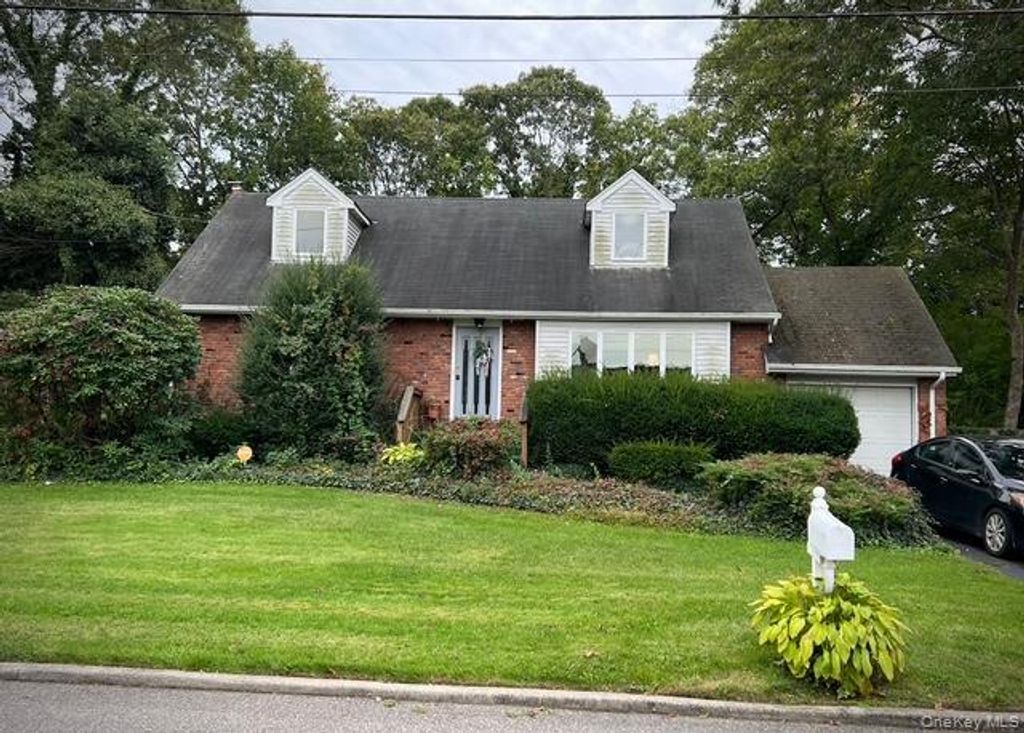 72 Seminole Street, Selden, NY 11784