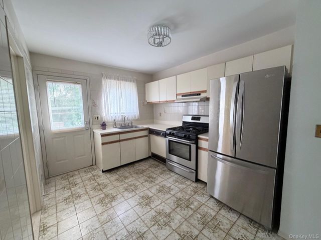 40 Town House Drive, Massapequa Park, NY 11762