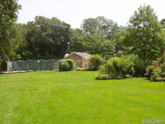 40 Town House Drive, Massapequa Park, NY 11762