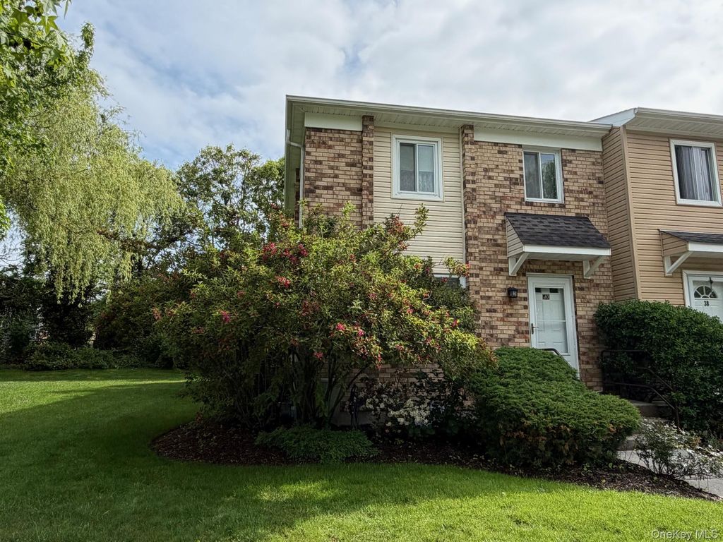 40 Town House Drive, Massapequa Park, NY 11762