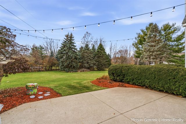 210 Bay Circle Court, Holland, MI 49424