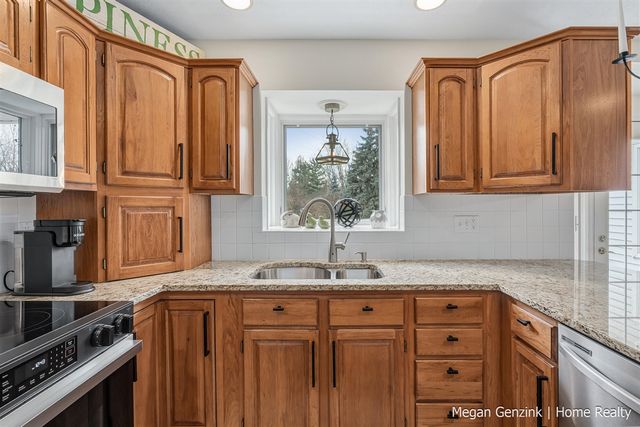 210 Bay Circle Court, Holland, MI 49424