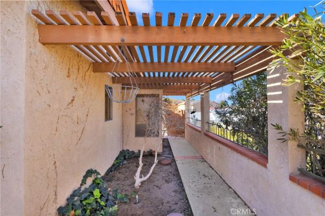 17800 Cresta Blanca Drive, Victorville, CA 92395