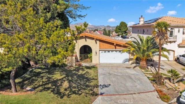 17800 Cresta Blanca Drive, Victorville, CA 92395