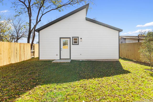 107 Calles St, San Antonio, TX 78207