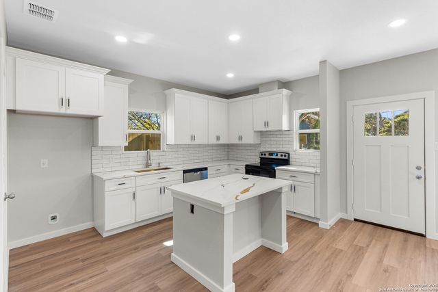 107 Calles St, San Antonio, TX 78207