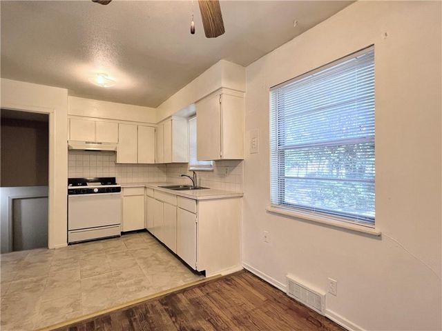 612 NE Florence Avenue, Lee's Summit, MO 64063