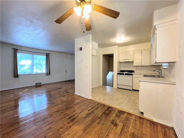 612 NE Florence Avenue, Lee's Summit, MO 64063