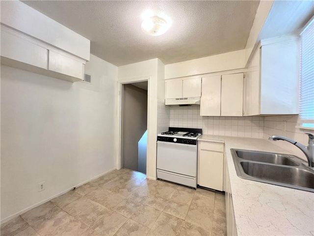 612 NE Florence Avenue, Lee's Summit, MO 64063