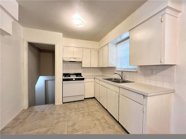 612 NE Florence Avenue, Lee's Summit, MO 64063