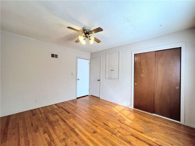 612 NE Florence Avenue, Lee's Summit, MO 64063