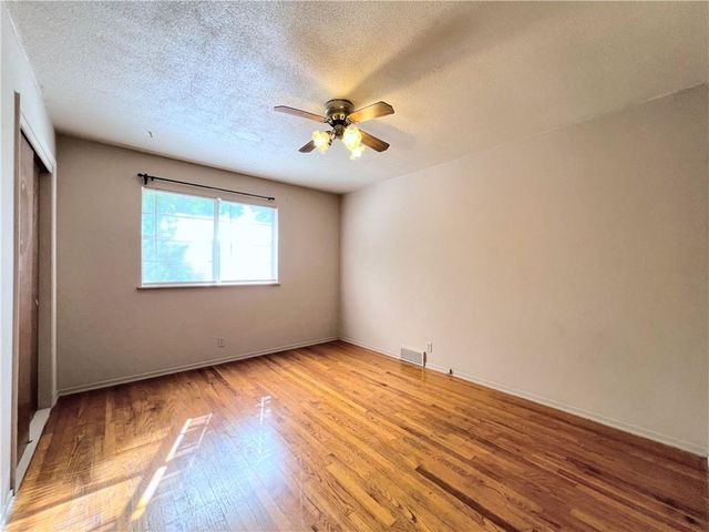 612 NE Florence Avenue, Lee's Summit, MO 64063