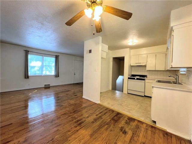 612 NE Florence Avenue, Lee's Summit, MO 64063