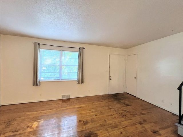 612 NE Florence Avenue, Lee's Summit, MO 64063