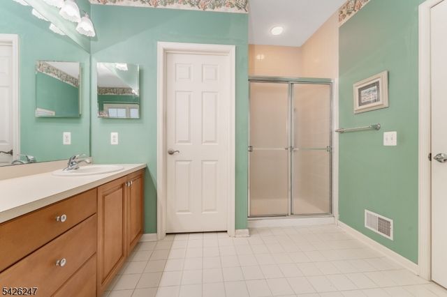 43 Falcon Way, Washington Twp., NJ 07882
