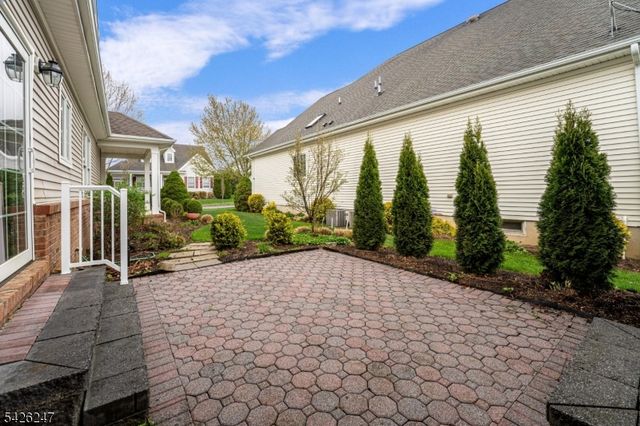 43 Falcon Way, Washington Twp., NJ 07882