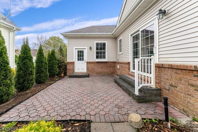 43 Falcon Way, Washington Twp., NJ 07882