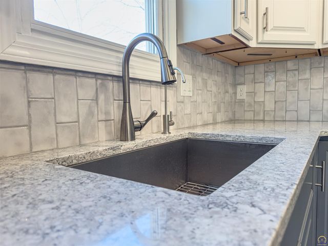 5642 SW 33rd TER, Topeka, KS 66614