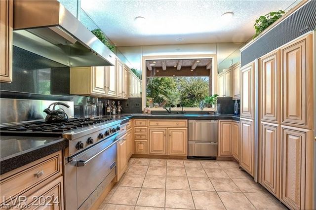 7988 Pinnacle Peak Avenue, Las Vegas, NV 89113