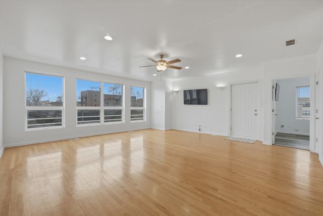 214 E 37TH Street 2, Chicago, IL 60653