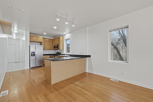 214 E 37TH Street 2, Chicago, IL 60653