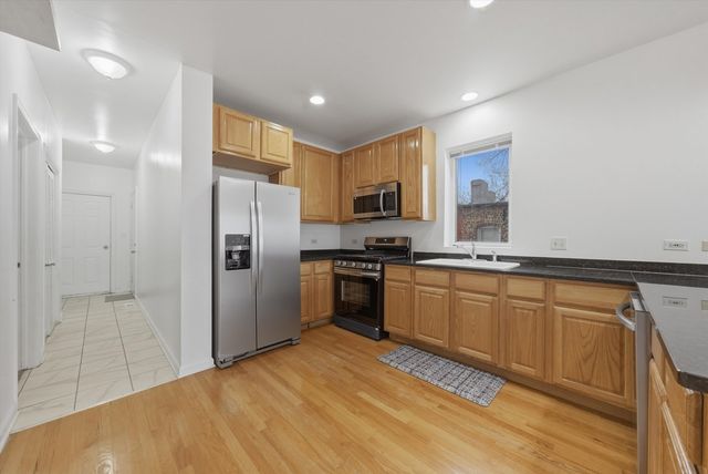 214 E 37TH Street 2, Chicago, IL 60653
