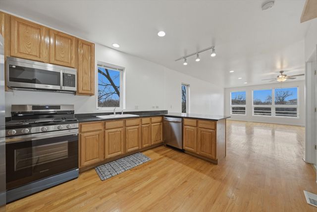 214 E 37TH Street 2, Chicago, IL 60653