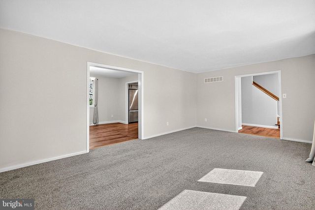 815 N COUNTRY CLUB DR, Newark, DE 19711