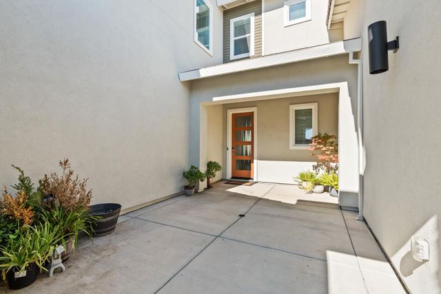 9042 Elliott Springs Dr, Elk Grove, CA 95624