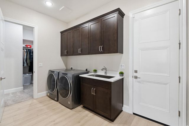 9042 Elliott Springs Dr, Elk Grove, CA 95624