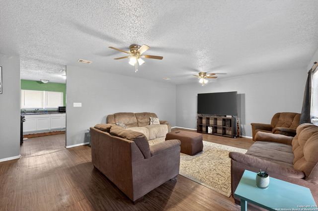 6715 Middle Oaks, San Antonio, TX 78227