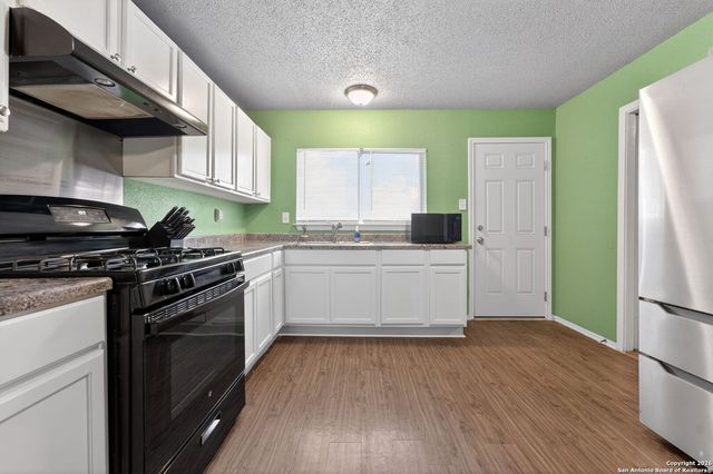 6715 Middle Oaks, San Antonio, TX 78227