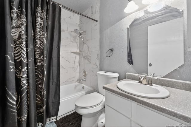 6715 Middle Oaks, San Antonio, TX 78227