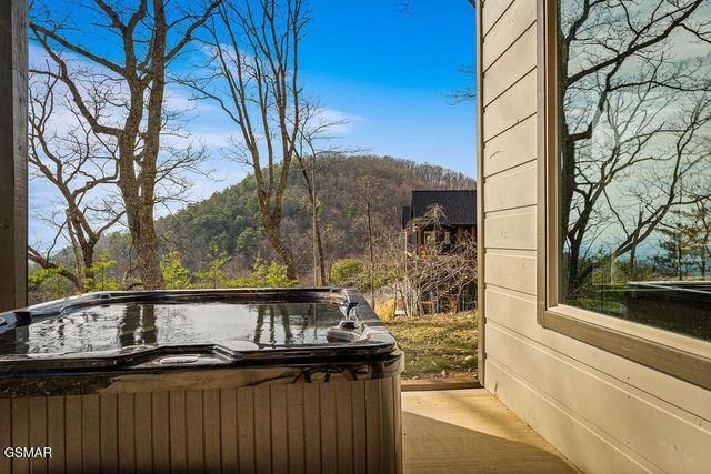 1852 Mountain Ash Way, Sevierville, TN 37876