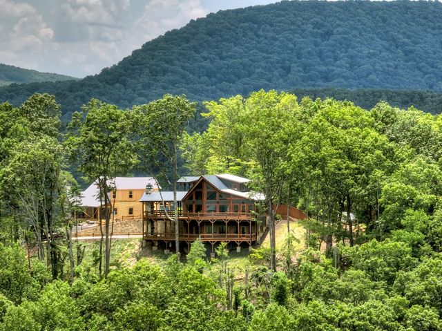 470 NW Skylight Drive, Blue Ridge, GA 30513