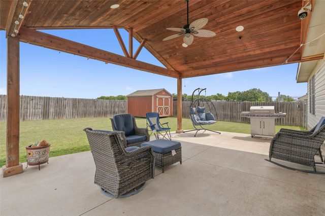 317 Quail Crossing Drive, Sanger, TX 76266