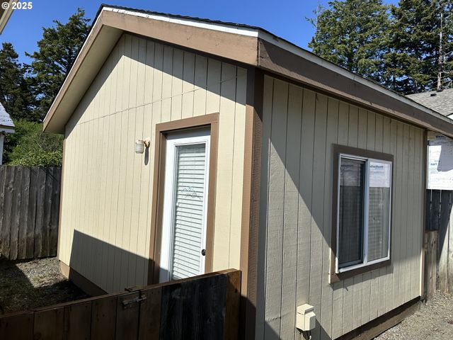 3561 ASH St, North Bend, OR 97459